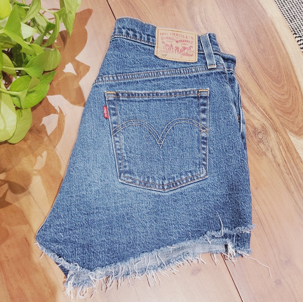 LEVIS (ARITZIA) 501 High Rise Denim Shorts Cut Offs - Picture 3 of 15